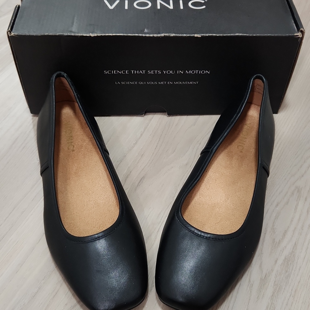 NWT Vionic Black Women's Leather Ballet Flats